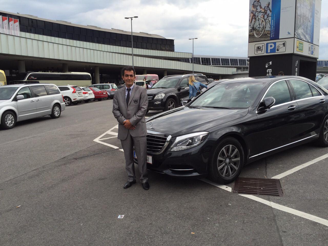 Mercedes Lenker am Flughafen Wien